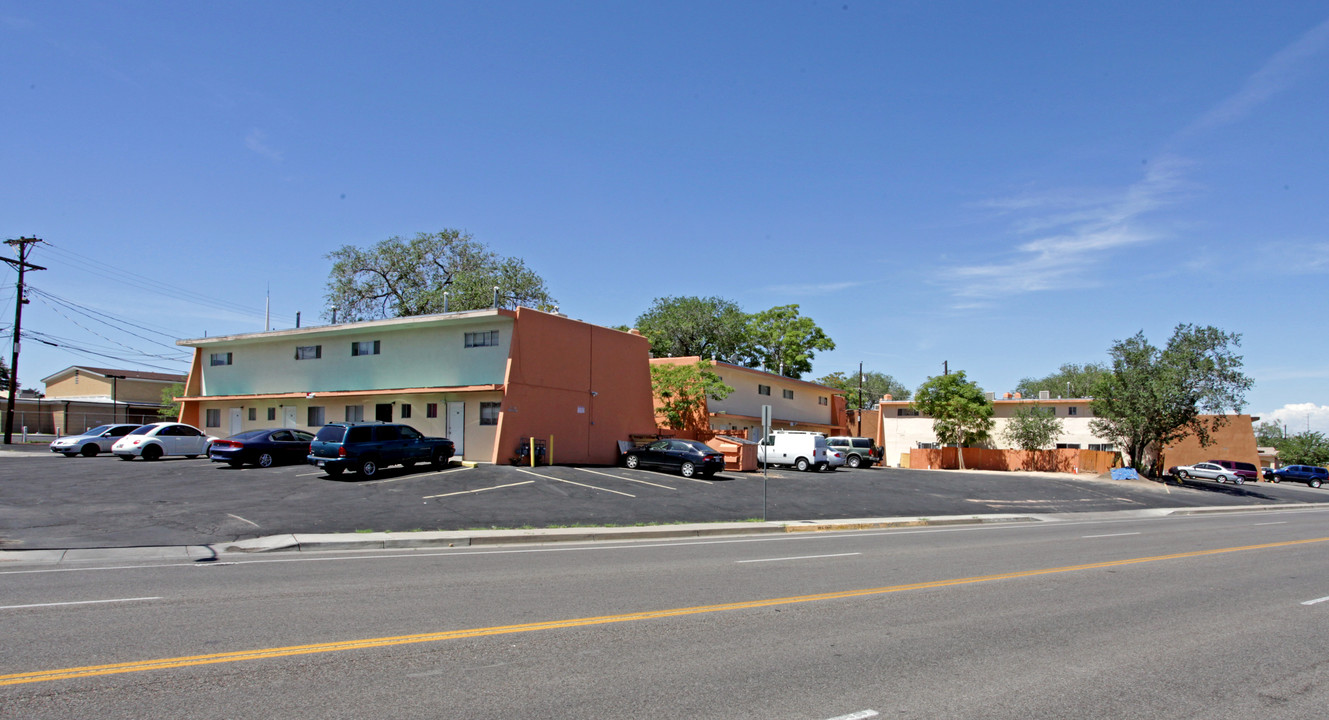 Luxor Apartments in Albuquerque, NM - Building Photo