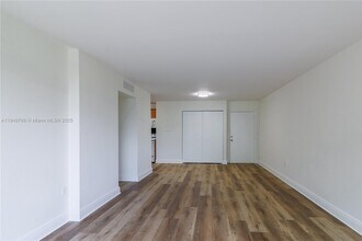 8870 Fontainebleau Blvd in Miami, FL - Building Photo - Building Photo