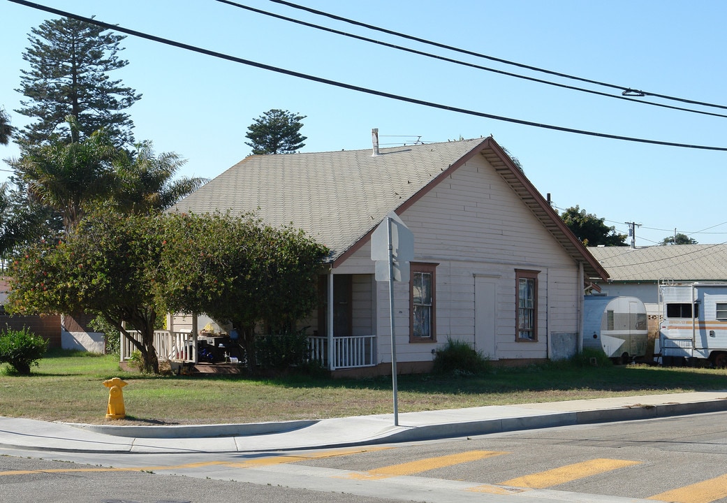 261 E Pearl St in Port Hueneme, CA - Foto de edificio
