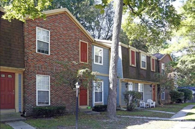 Oakwood Apartments & Townhomes in Toledo, OH - Foto de edificio - Building Photo