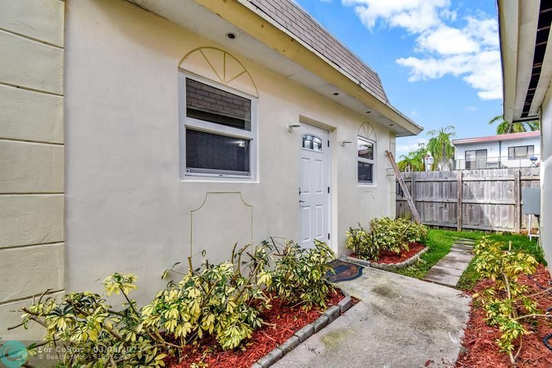 2466 Taylor St in Hollywood, FL - Building Photo