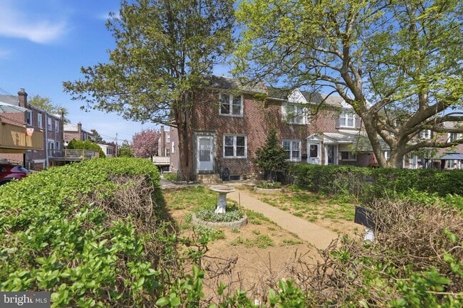 property at 271 W Wyncliffe Ave