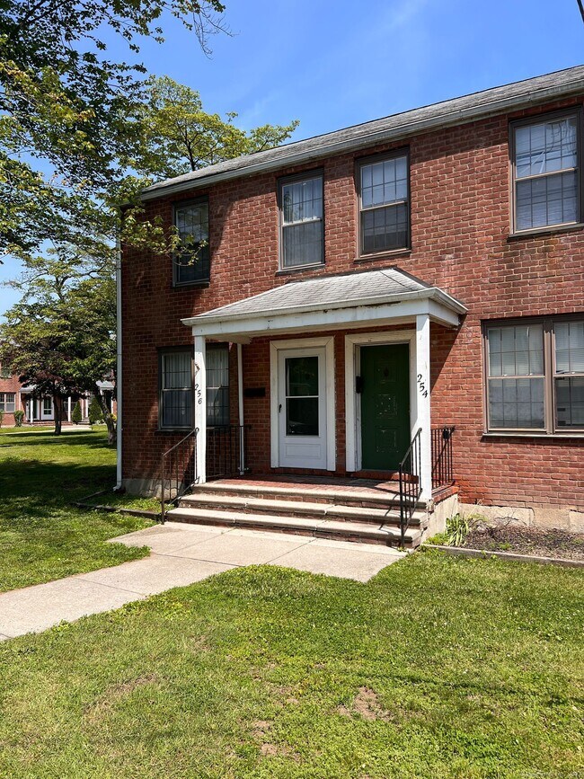254 Texas Ave in Bridgeport, CT - Foto de edificio - Building Photo