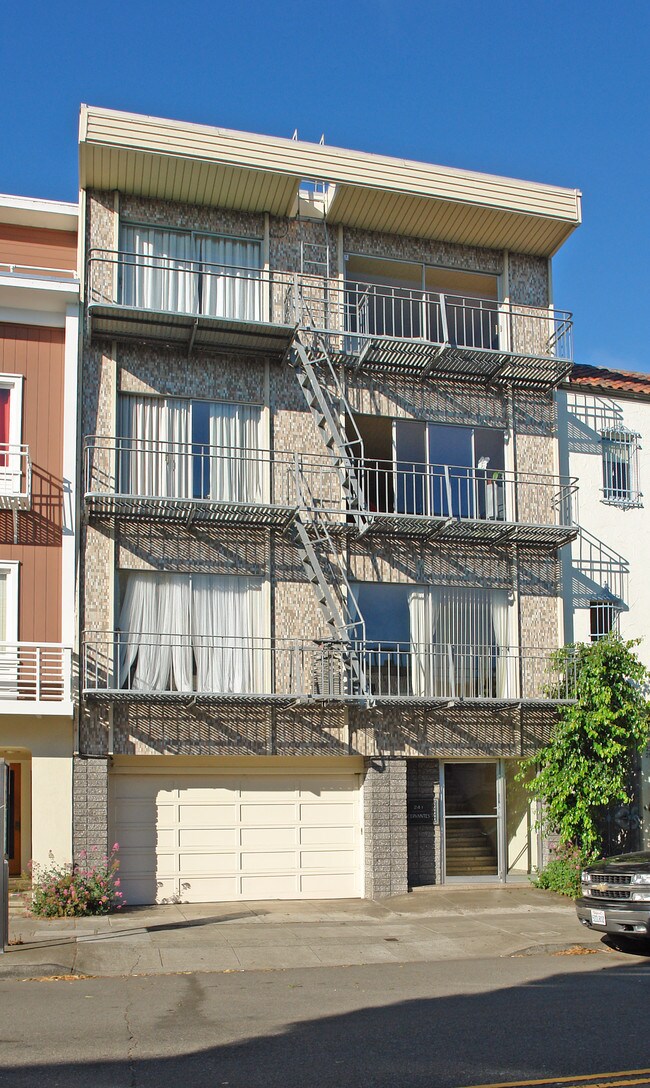 241 Cervantes Blvd in San Francisco, CA - Building Photo - Building Photo