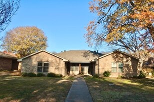 356 Park Brook Dr in Dallas, TX - Building Photo