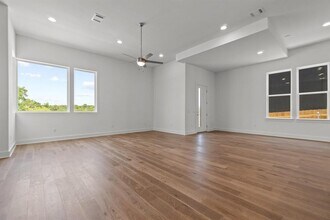 6121 Sendero Hills Pkwy in Austin, TX - Foto de edificio - Building Photo