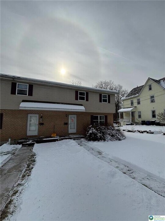 818 William St in Pen Argyl, PA - Building Photo