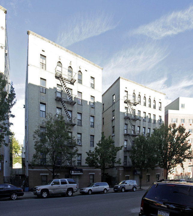 45 W Tremont Ave in Bronx, NY - Building Photo