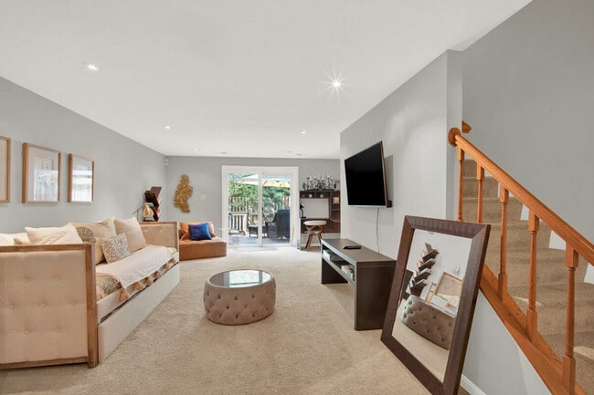 6346 Chimney Wood Ct, Unit SI ID1352700P in Alexandria, VA - Foto de edificio - Building Photo