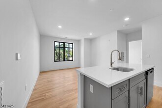 1037 Amboy Ave in Edison, NJ - Building Photo - Building Photo