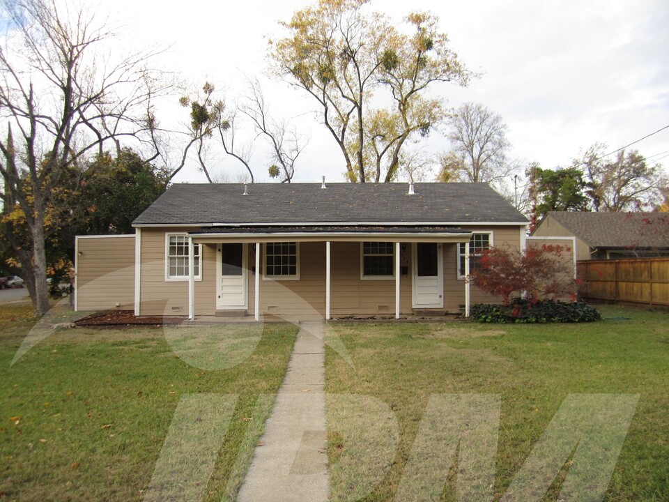 1752-1754 Vallombrosa Ave in Chico, CA - Building Photo