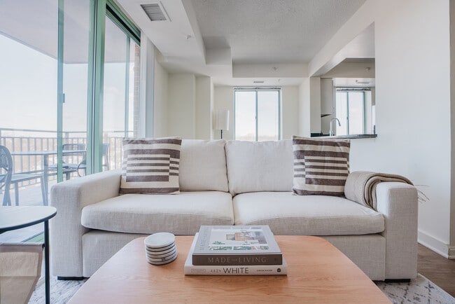 4650 Washington Blvd in Arlington, VA - Foto de edificio - Building Photo