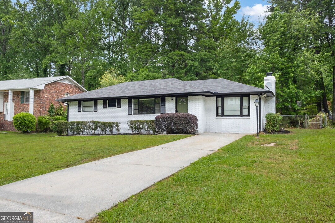 2315 Shancey Ln in College Park, GA - Building Photo