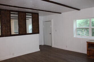 303 W Taylor St in Llano, TX - Foto de edificio - Building Photo