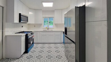 14325 NE 8th Ave in North Miami, FL - Building Photo - Building Photo