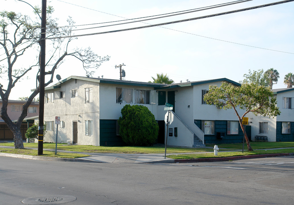 2501 S Baker St in Santa Ana, CA - Foto de edificio