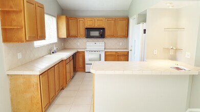 1626 SW Bascom Ave in Port St. Lucie, FL - Foto de edificio - Building Photo