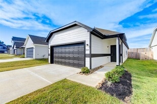 13321 Burbot Dr in Shenandoah, TX - Building Photo