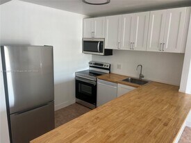 1455 N Treasure Dr in North Bay Village, FL - Building Photo