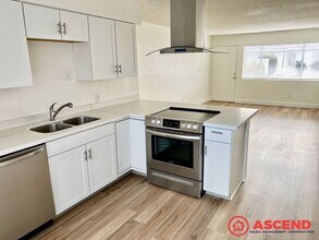 2209 Planz Road in Bakersfield, CA - Foto de edificio - Interior Photo