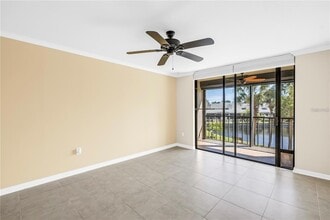 1320 Pasadena Ave S, Unit 203 in South Pasadena, FL - Foto de edificio - Building Photo