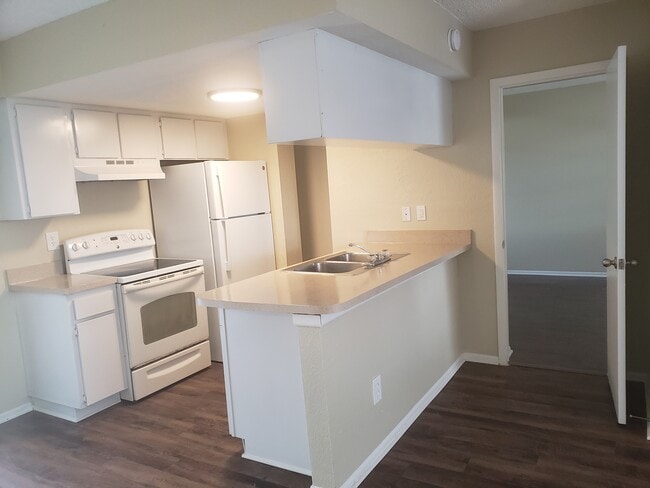 Allston Lakes Apartments in Pinellas Park, FL - Building Photo - Building Photo