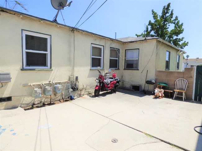 5837 Vineland Ave in North Hollywood, CA - Building Photo - Building Photo