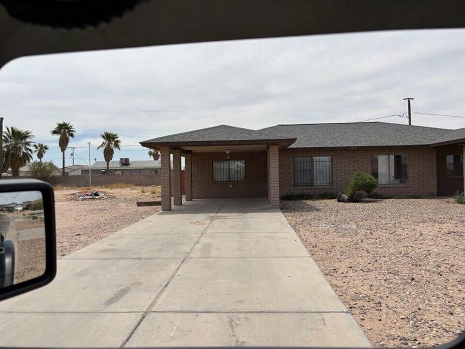 9871 W Santa Cruz Blvd in Arizona City, AZ - Building Photo