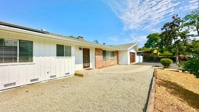 748 Hamilton Ln in Fallbrook, CA - Building Photo - Building Photo