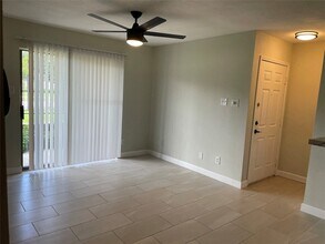 2750 Holly Hall St, Unit 613 in Houston, TX - Building Photo - Building Photo