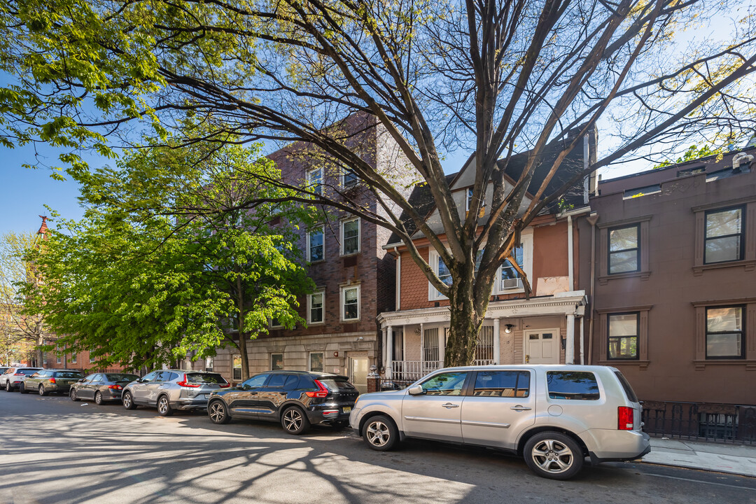 13 Irving Pl in Brooklyn, NY - Building Photo