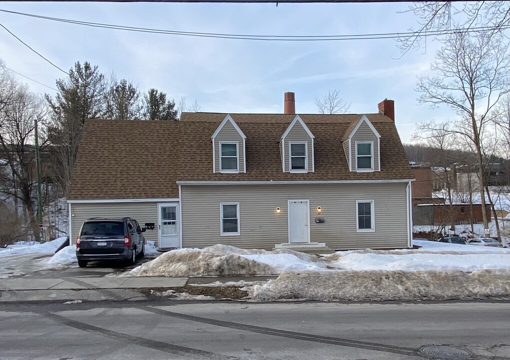 38 West University in Alfred, NY - Foto de edificio