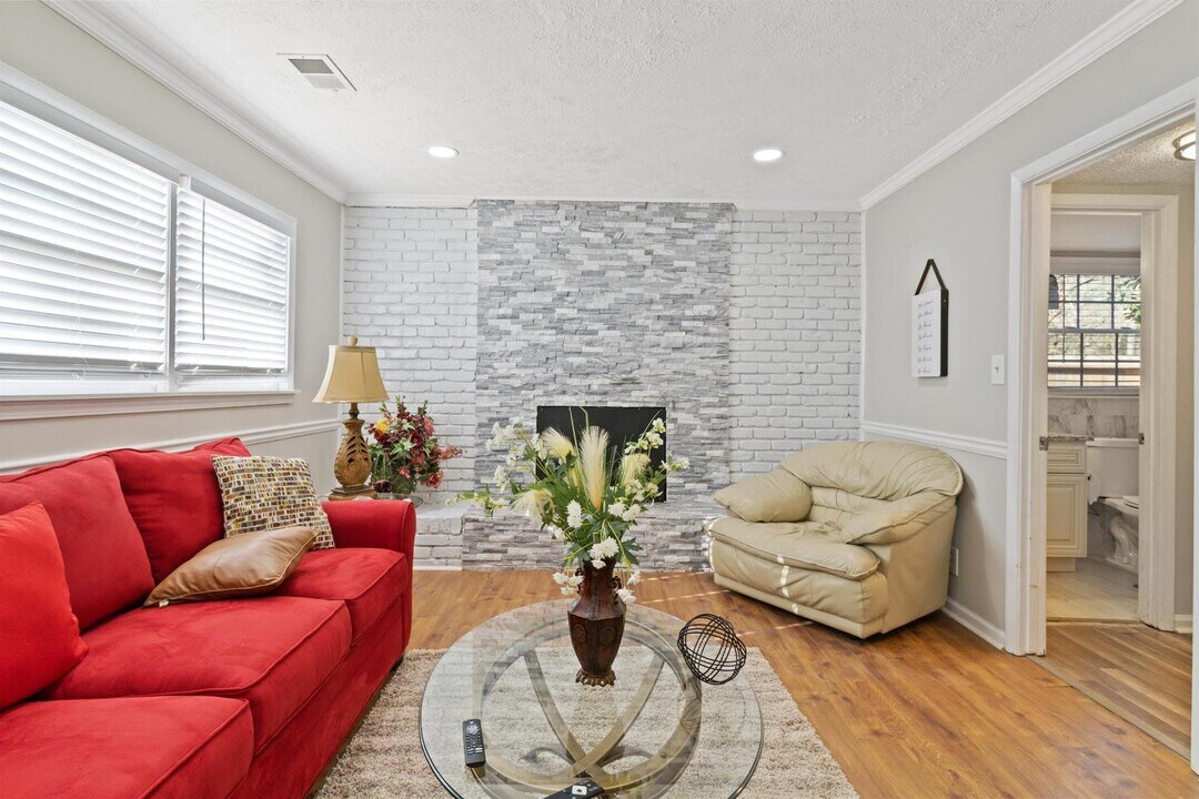 693 Tahoe Cir in Stone Mountain, GA - Building Photo