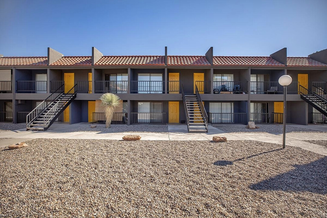 Las Brisas in Albuquerque, NM - Building Photo