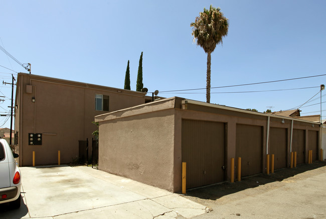 225 E Orangewood Ave in Anaheim, CA - Building Photo - Building Photo