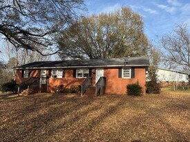 215 Nutall Dr in Mount Holly, NC - Building Photo
