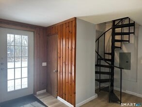 352 Hotchkiss Rd in Orange, CT - Building Photo - Building Photo