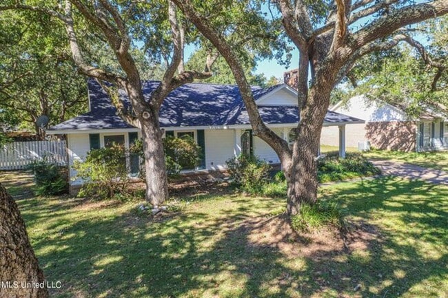 6941 Red Bud Ln in Ocean Springs, MS - Building Photo - Building Photo