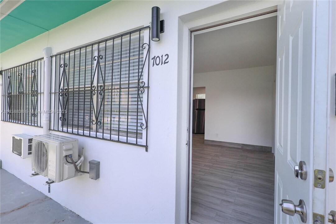 7012 NW 5th Pl in Miami, FL - Building Photo