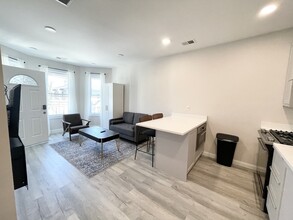 23 Newport St, Unit 1 in Boston, MA - Foto de edificio - Building Photo
