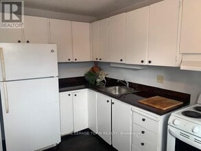 14 LARKSHIRE Ln in Ottawa, ON - Building Photo - Building Photo