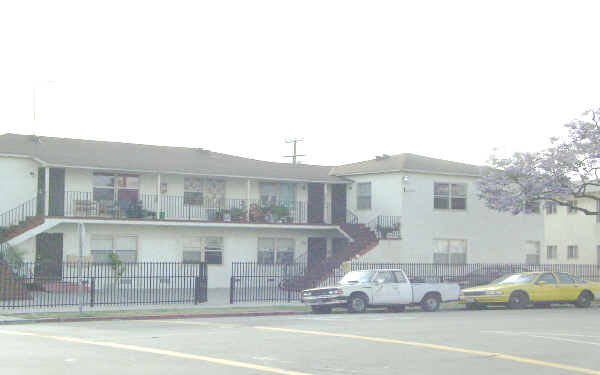 307-323 W 15th St in Long Beach, CA - Building Photo