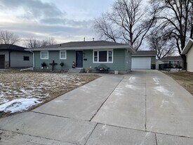 411 7th St NE in Stewartville, MN - Building Photo