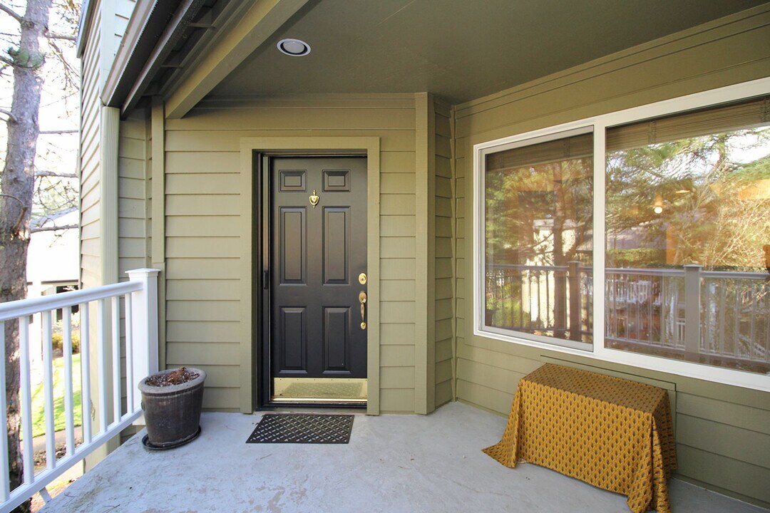 5064 Foothills Dr in Lake Oswego, OR - Building Photo