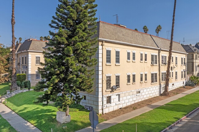 100 N. Kenmore Ave in Los Angeles, CA - Building Photo - Building Photo