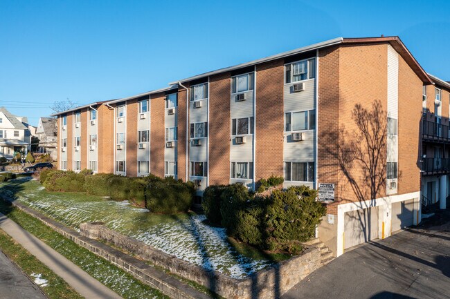150 Glenwood Ave in Yonkers, NY - Foto de edificio - Building Photo