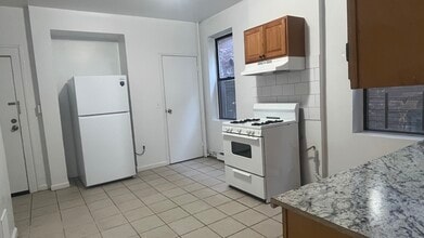 28 Elmwood Ave, Unit 2 in Irvington, NJ - Foto de edificio - Building Photo