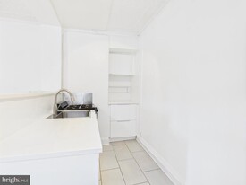 205 E 33rd St in Baltimore, MD - Building Photo