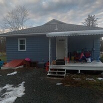 542 Montdale Rd in Blakely, PA - Building Photo