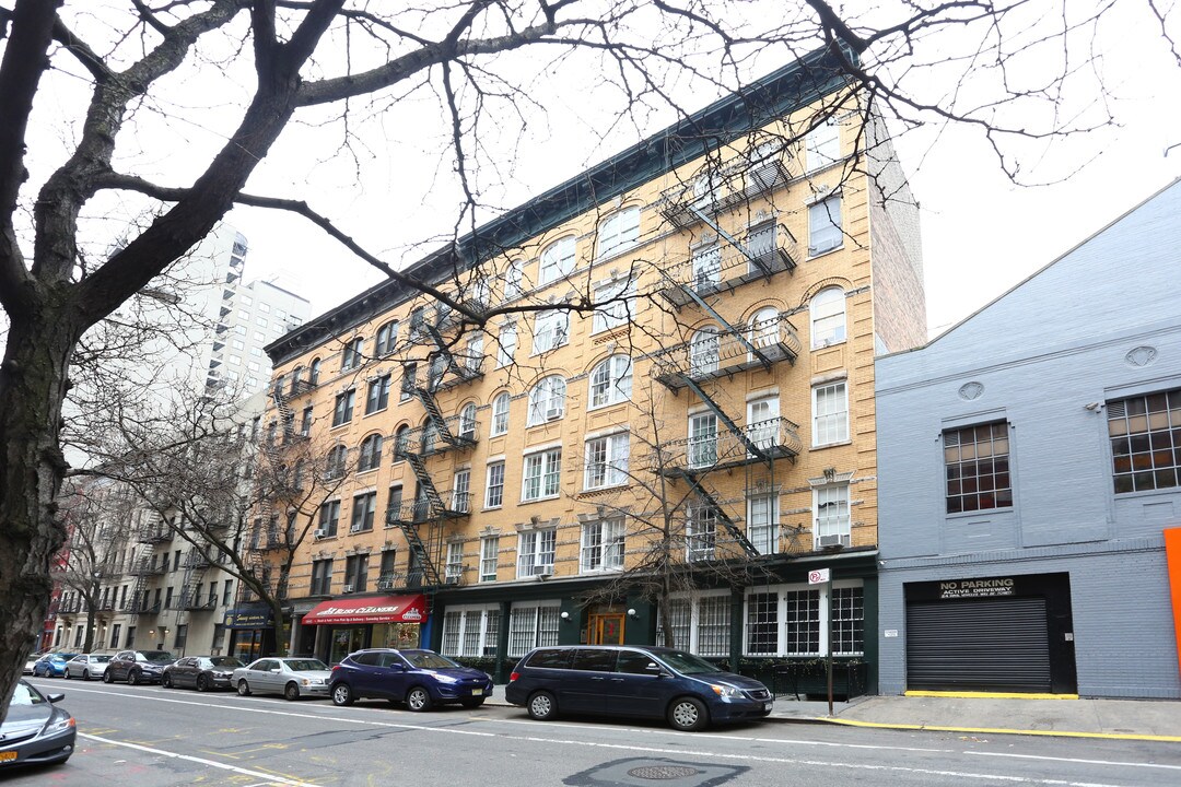 320 E 91st St in New York, NY - Building Photo